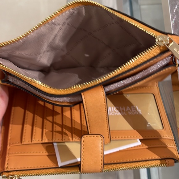 MICHAEL KORS JST LG DOUBLE ZIP WRISTLET WALLET PHONE HOLDER
CIDER
NWT - Picture 12 of 16